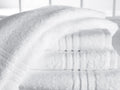 Serviette de douche en éponge bouclette Ambassador avec 4 bandes décoratives - 70 x 140 cm
