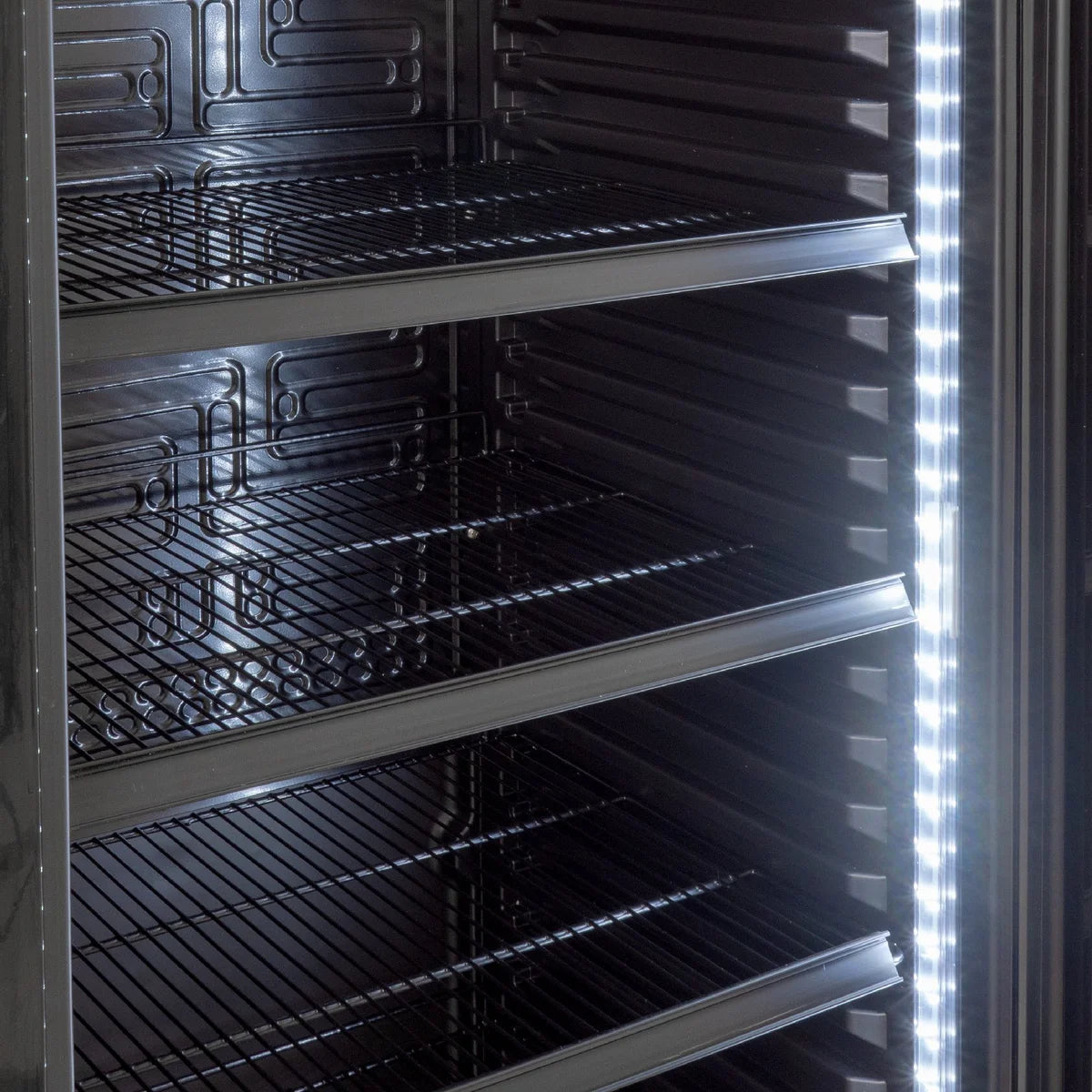 Getränkekühlschrank GK-360BB, 360 Liter Kühlraumvolumen, 4 verstellbare Einlegeböden, Innenbeleuchtung, Abschließbar, Schwarz