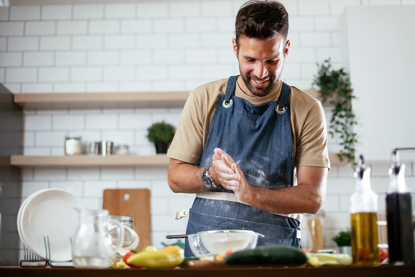 Glücklicher Mann, der kocht